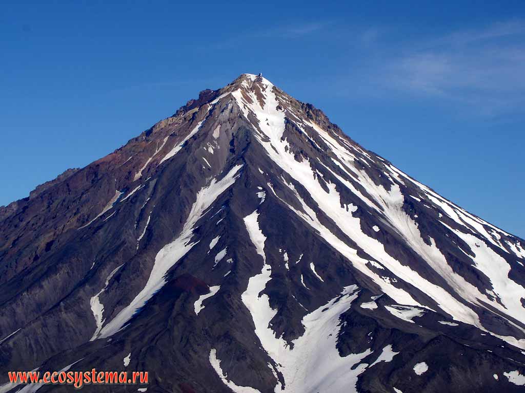 Koriaksky volcano (height - 3456 meters) and its barrancos slope.
View from the neighboring Avachinsky volcano somma (old cone)