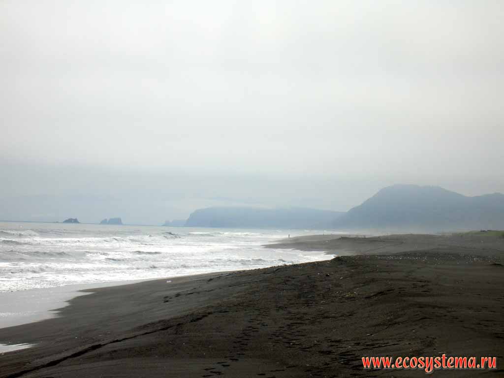 Volcanic sand beach. Halaktyrsky beach, Pacific Ocean coast.
Thunderbolt - basalt outlier in the distance